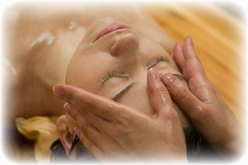 Abhyanga, die ayurvedische Ölmassage, sorgt für wohlige Wärme und Entspannung Abhyanga, die ayurvedische Ölmassage, sorgt für wohlige Wärme und Entspannung