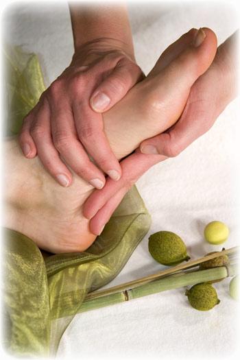 Eine Massage der mit den Körperorganen korrespondierenden Reflexpunkte harmonisiert das Wohlbefinden